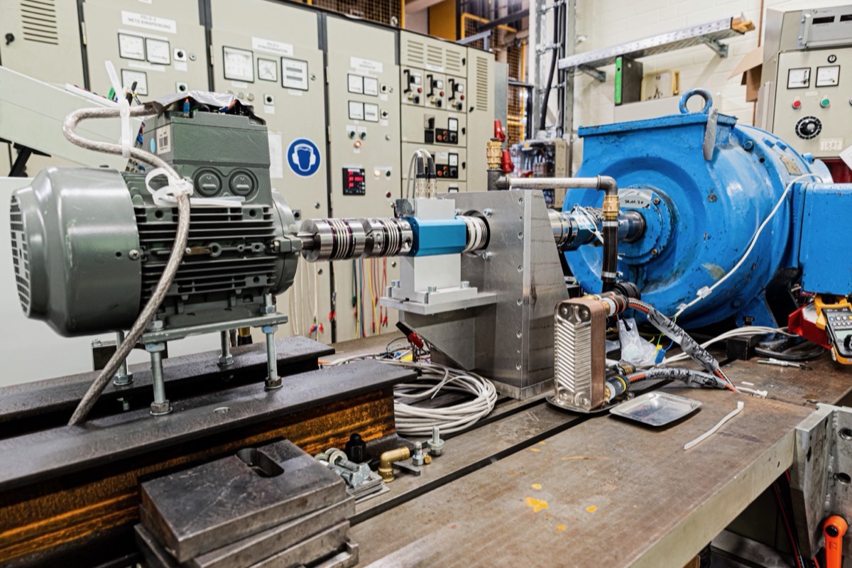 Motor test bench with load machine
